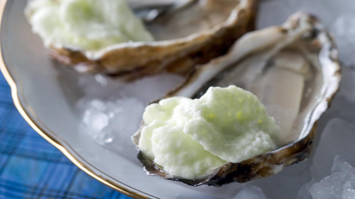 Oesters met komkommerschuim