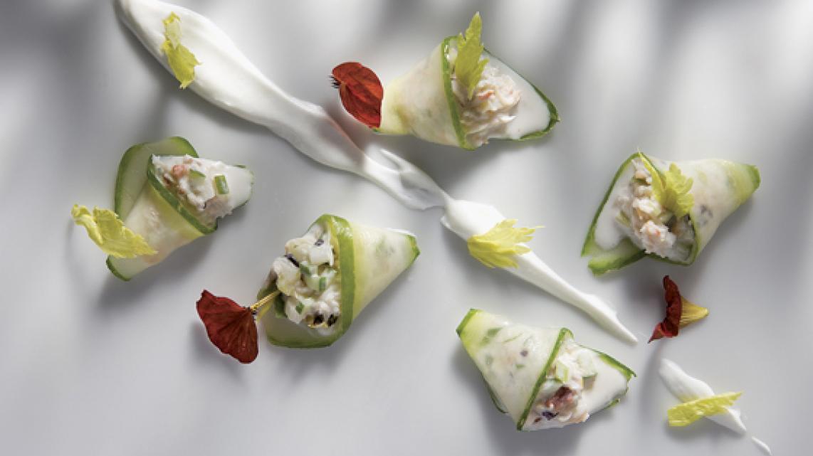 Open tortellini van komkommer met krab
