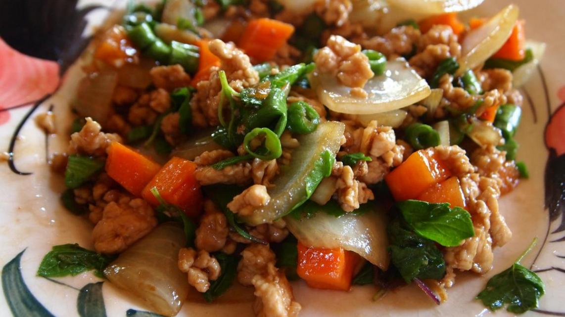 Gewokte kip met basilicum (phad kaprao gai)