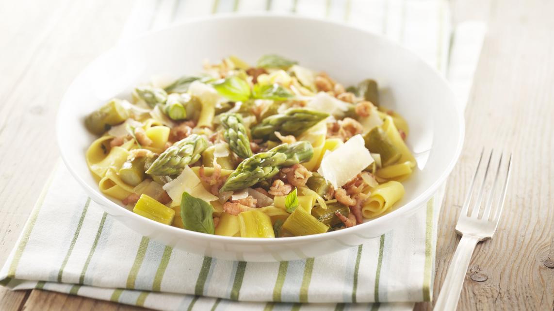 Pappardelle met groene asperges, basilicum en Hollandse garnalen