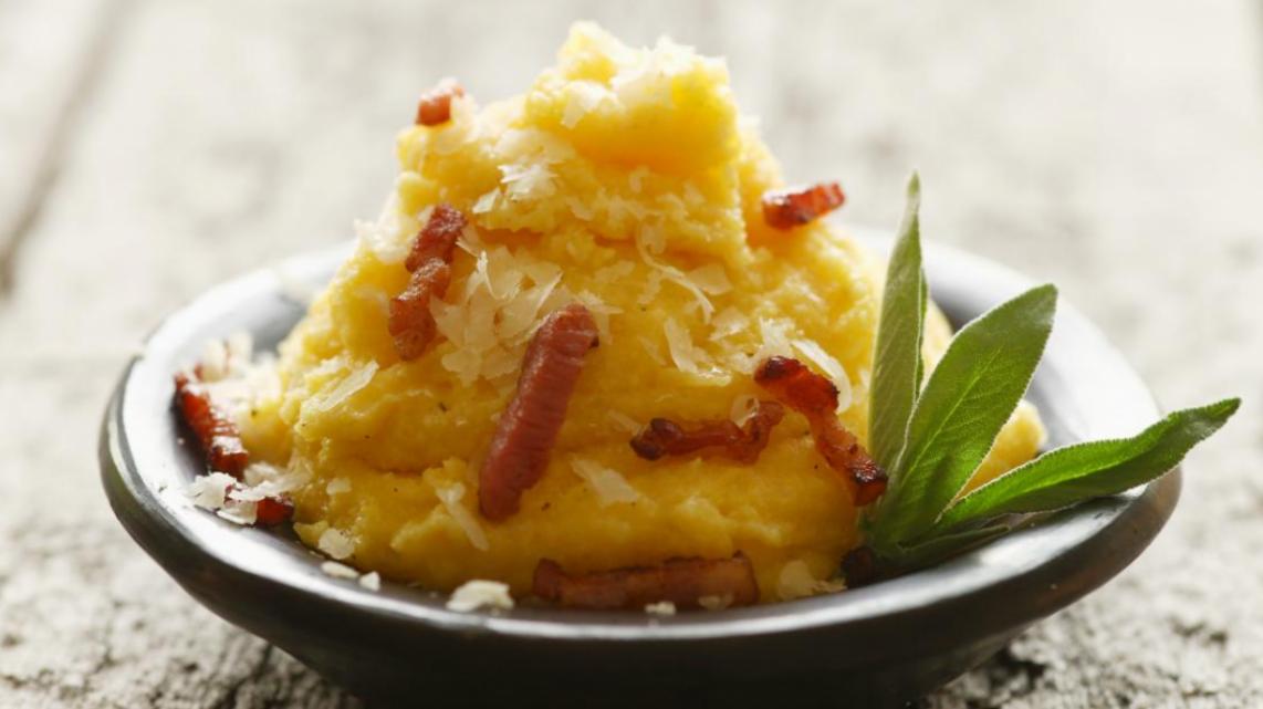 Polenta met spekjes, salie en parmezaan