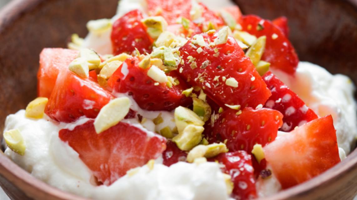 Ricotta met aardbeien en pistaches
