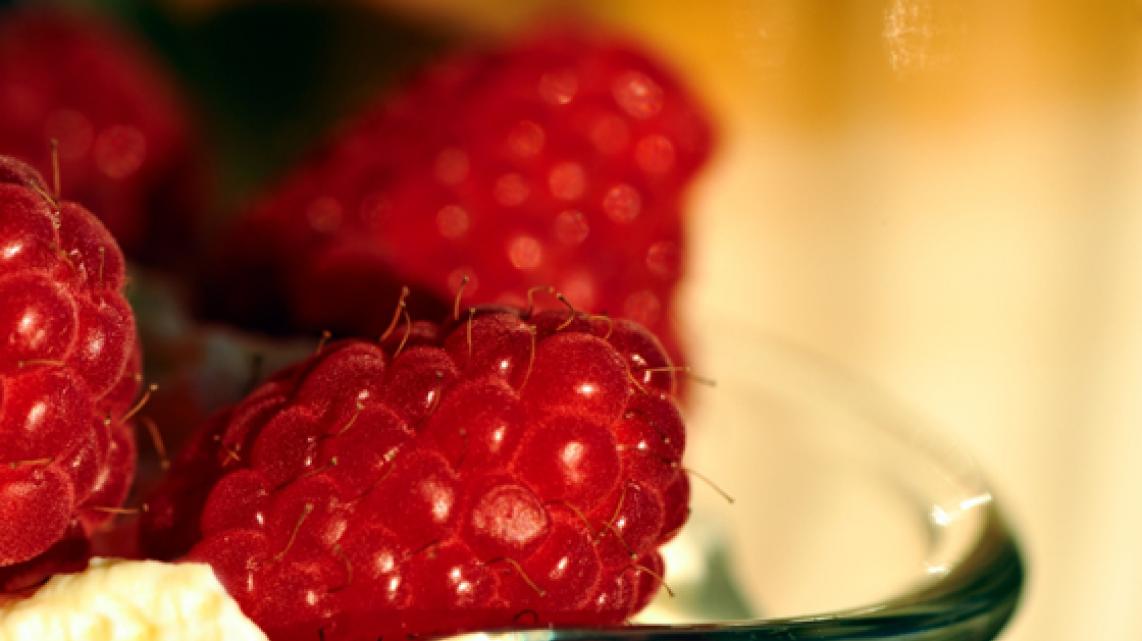 Semifreddo van frambozen, pistaches en rozenwater
