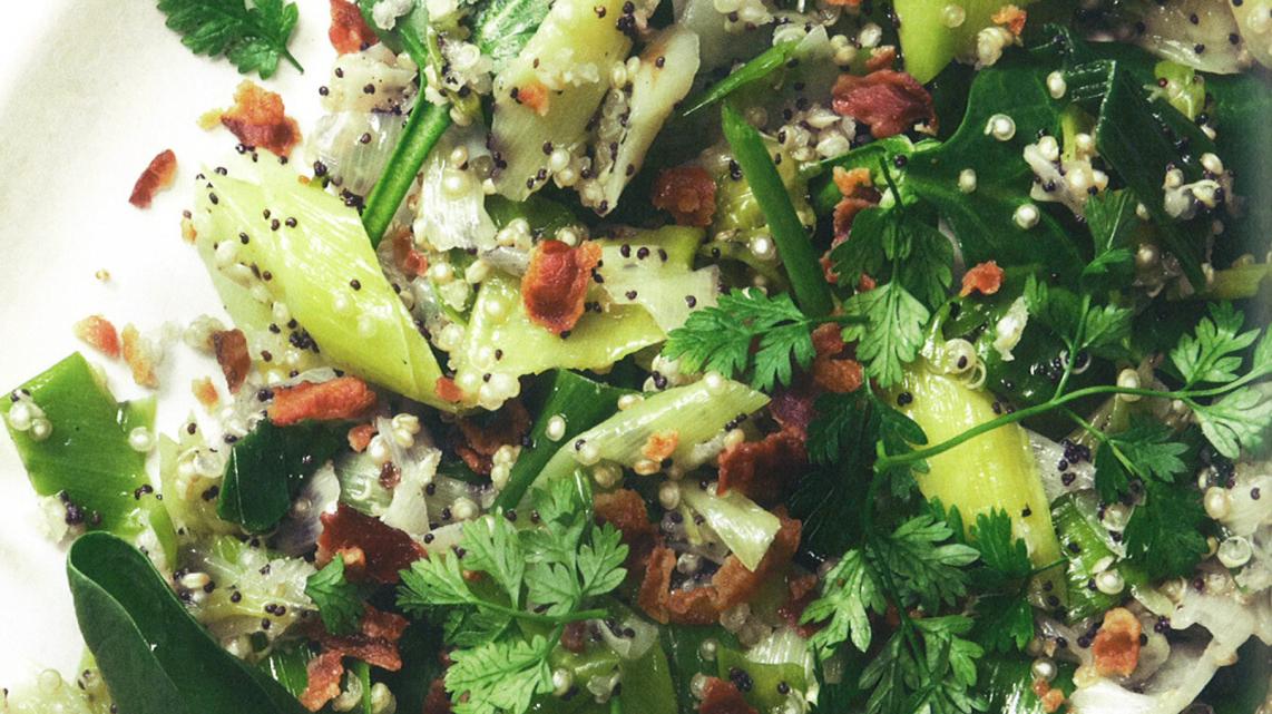 Spikkelsalade met quinoa, prei, spekjes en kervel