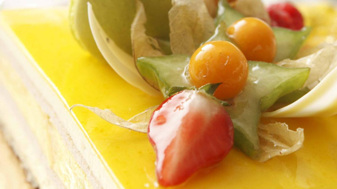 Taart met mousse van exotisch fruit