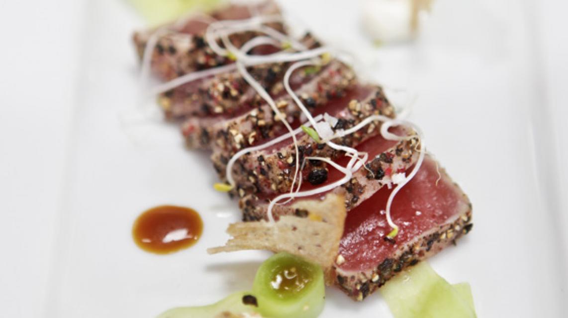 Tataki van tonijn met gemarineerde komkommer