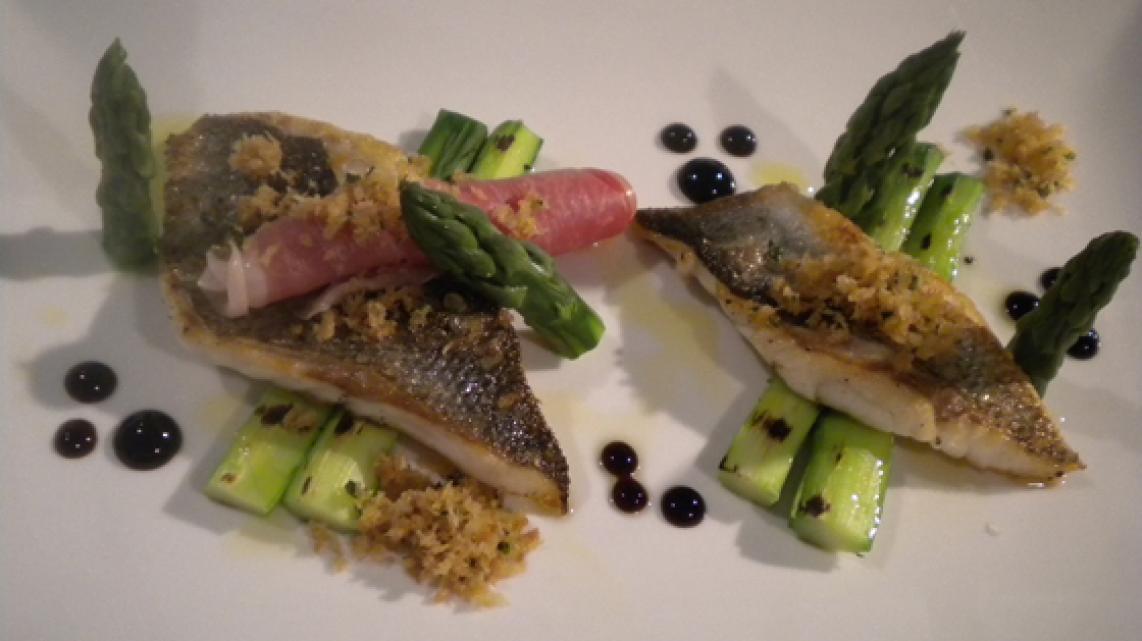 Vurig voorspel van asperge en zeebaars