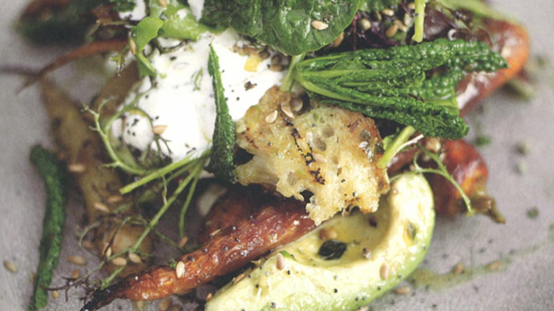 Salade van geroosterde wortelen en avocado met een dressing van sinaasappel en citroen